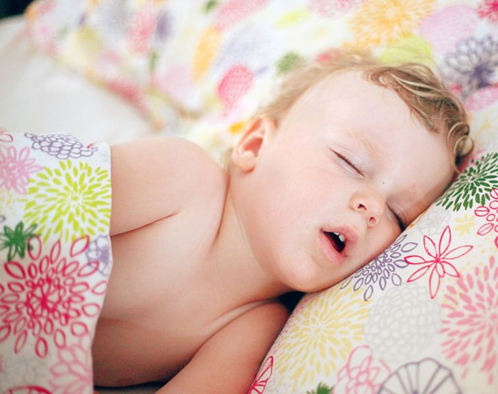Што може да им се случи на децата ако спијат со отворена уста?