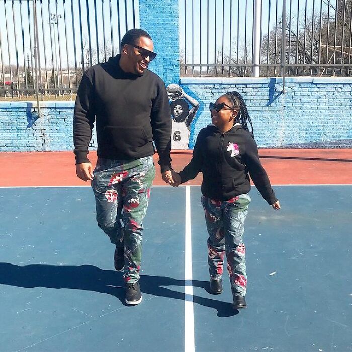 Погледнете како еден татко креира кул облека за неговата 9-годишна ќерка