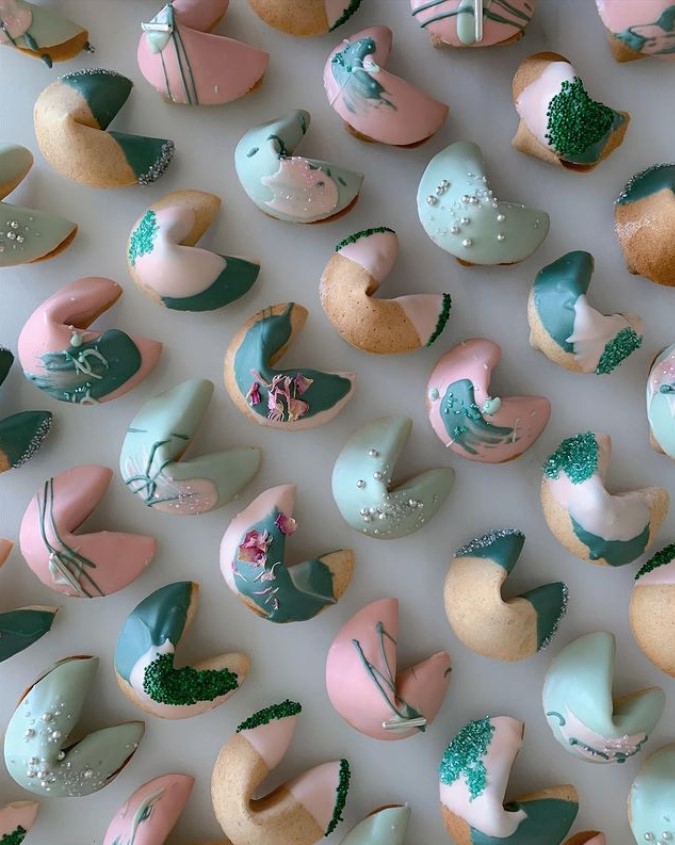 Пекар прави прекрасни колачи во пастелни бои