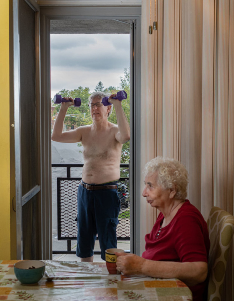 Фотограф на хумористичен начин го прикажува животот во карантин со неговата мајка и поранешна сопруга