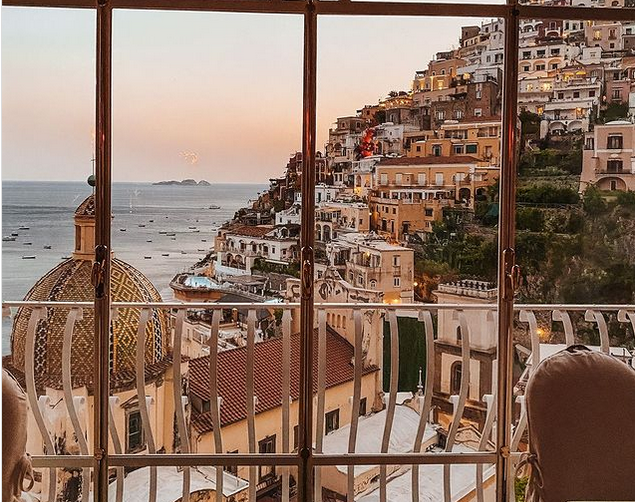 Хотел со поглед кон италијанското село Позитано каде што ќе сакате да го пиете првото утринско кафе