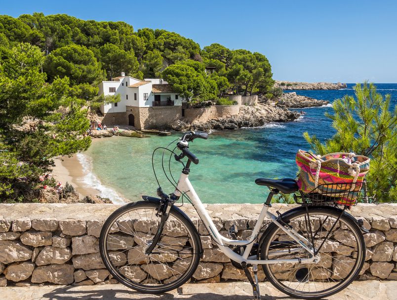 Со поглед кон морето: 5 најдобри места за возење велосипед во Европа