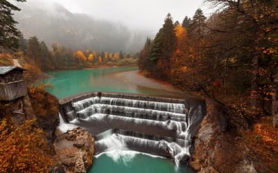 Зелена оаза: Река и водопади кои воодушевуваат со своите тиркизни и зелени бои