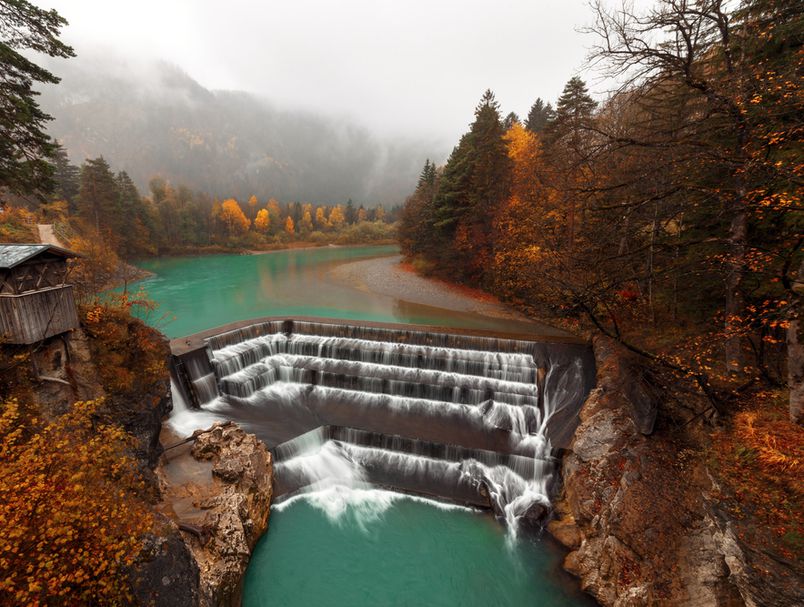 Зелена оаза: Река и водопади кои воодушевуваат со своите тиркизни и зелени бои 