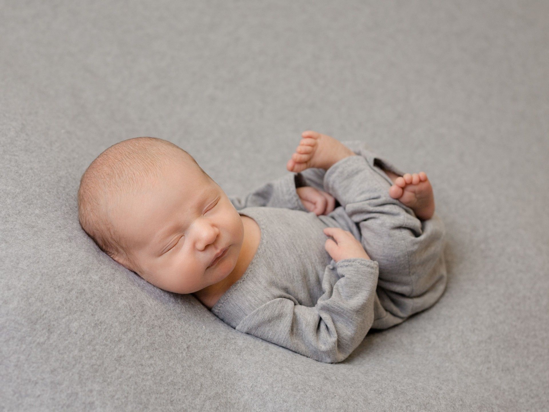 10 креативни пози за првиот албум со фотографии на бебето