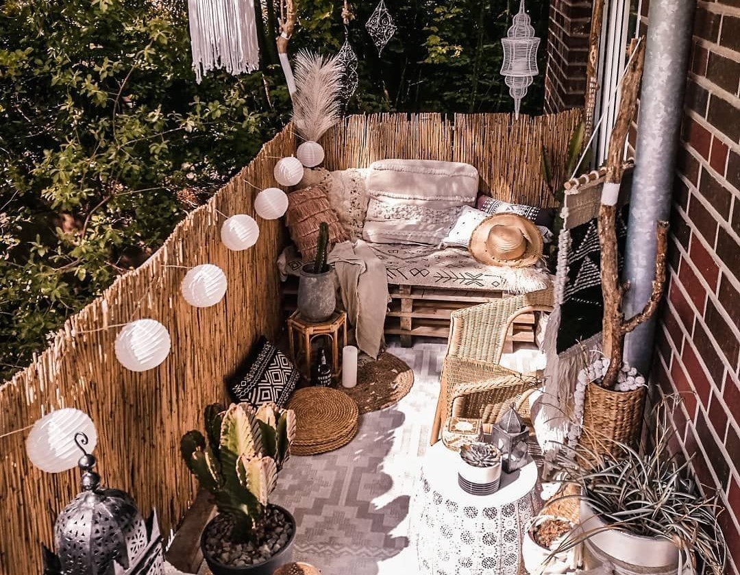 Идеи за украсување на балконот што ќе го претворат во прекрасна оаза за утринско кафе!