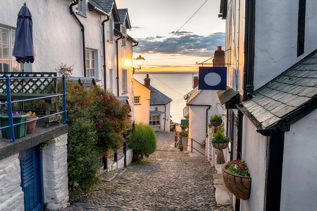 Шармантно село во Англија со уредни и шармантни куќички, поплочени улици, па дури и фарма за магариња