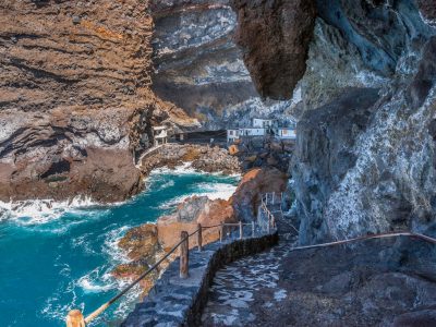 Тајните на Зелениот остров: Невообичаено село полно со морски пештери