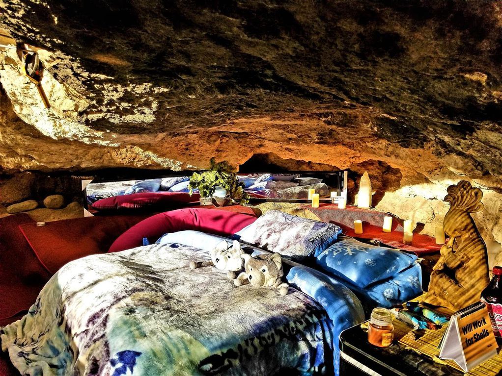 Кревет во скриена пештера каде едно ноќевање чини 180 евра