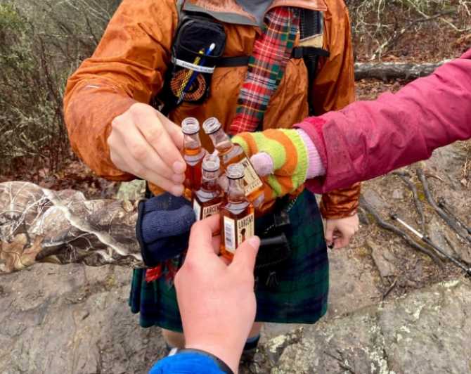 Можете ли да ја забележите четвртата личност во оваа оптичка илузија?