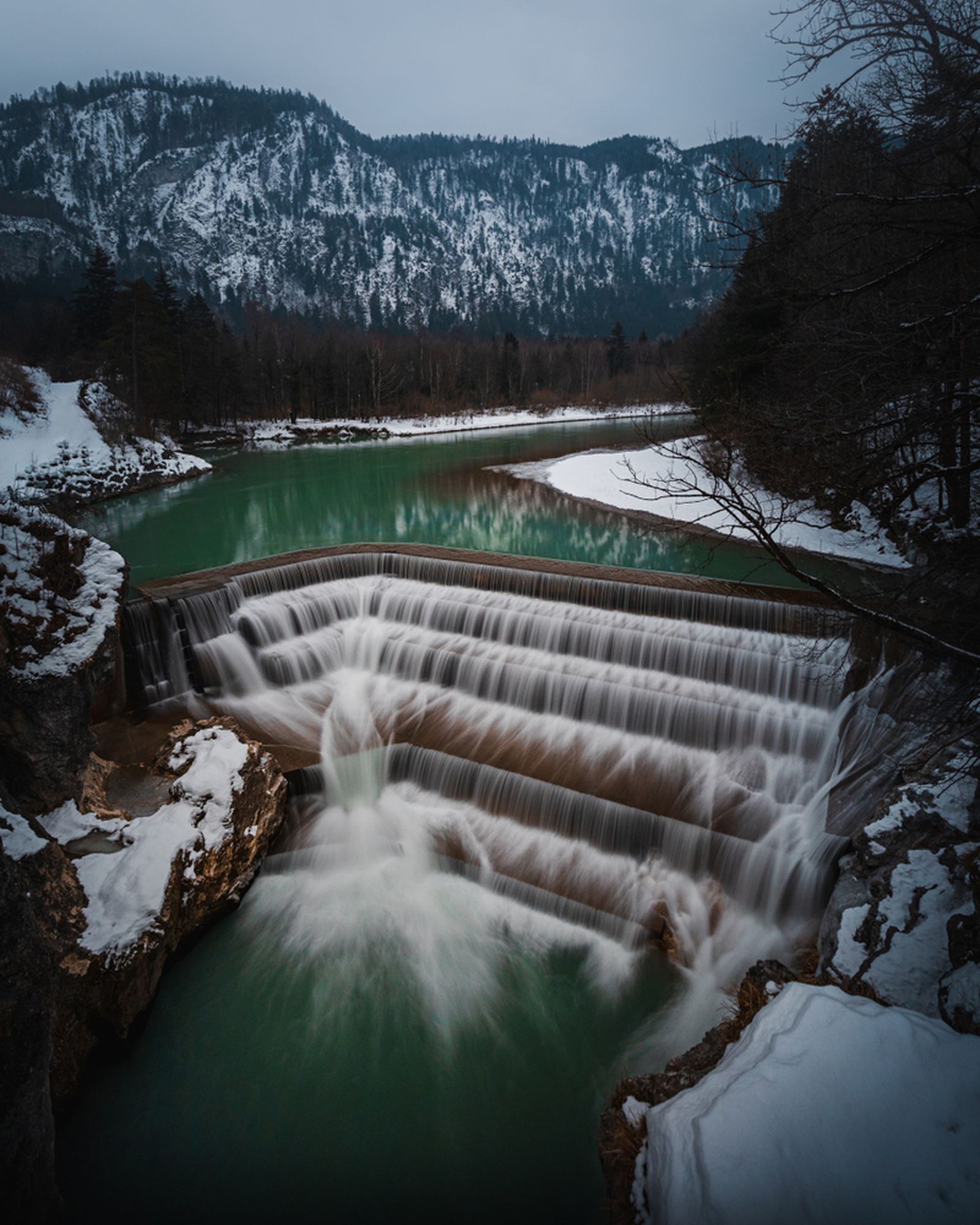 Зелена оаза: Река и водопади кои воодушевуваат со своите тиркизни и зелени бои 