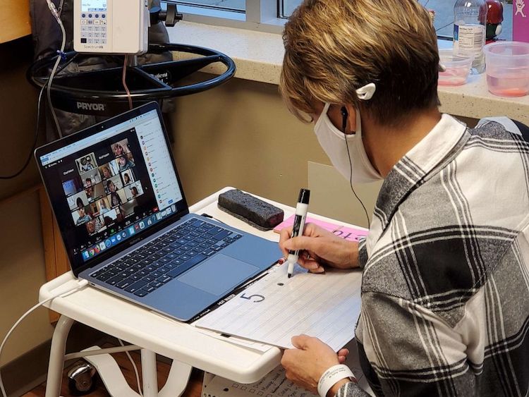 Вистинска инспирација: Наставничка виртуелно ги едуцира своите ученици за време на хемотерапија
