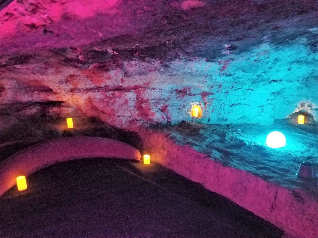 Кревет во скриена пештера каде едно ноќевање чини 180 евра