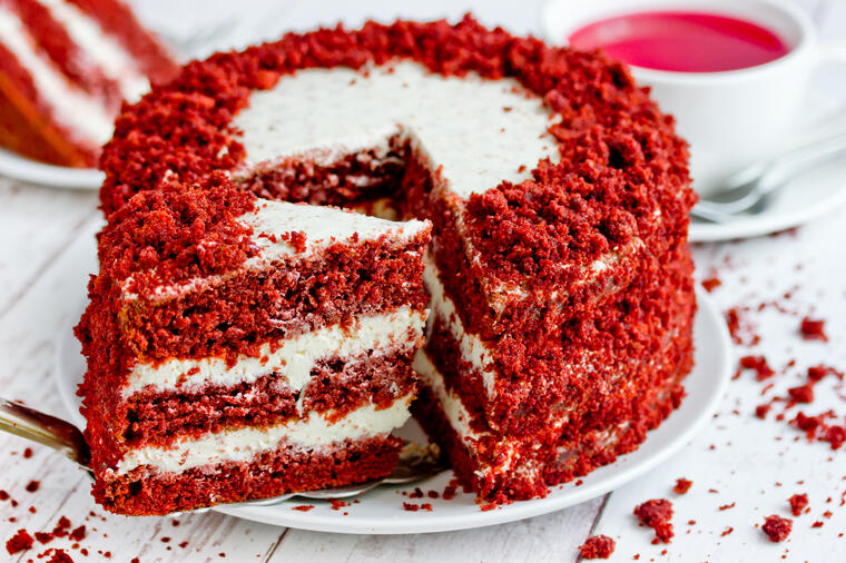 Црвена кадифена торта: Најубавиот и најсочниот десерт што ќе го пробате