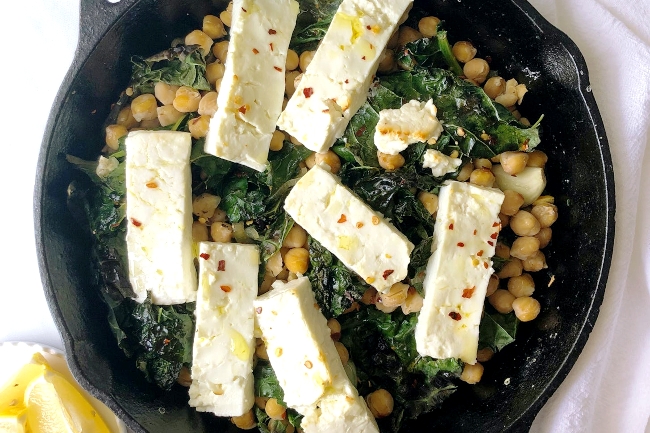 Рецепт за вечера: Печено сирење со кељ и леблебија