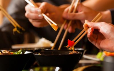 Азиски бонтон: 10 грешки што не треба да ги правиме со стапчиња за јадење
