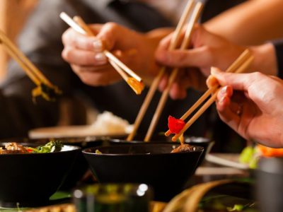 Азиски бонтон: 10 грешки што не треба да ги правиме со стапчиња за јадење