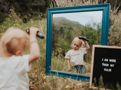 Никогаш не губете надеж: Мајка ја одбележа битката на нејзината ќерка со ракот преку моќни фотографии