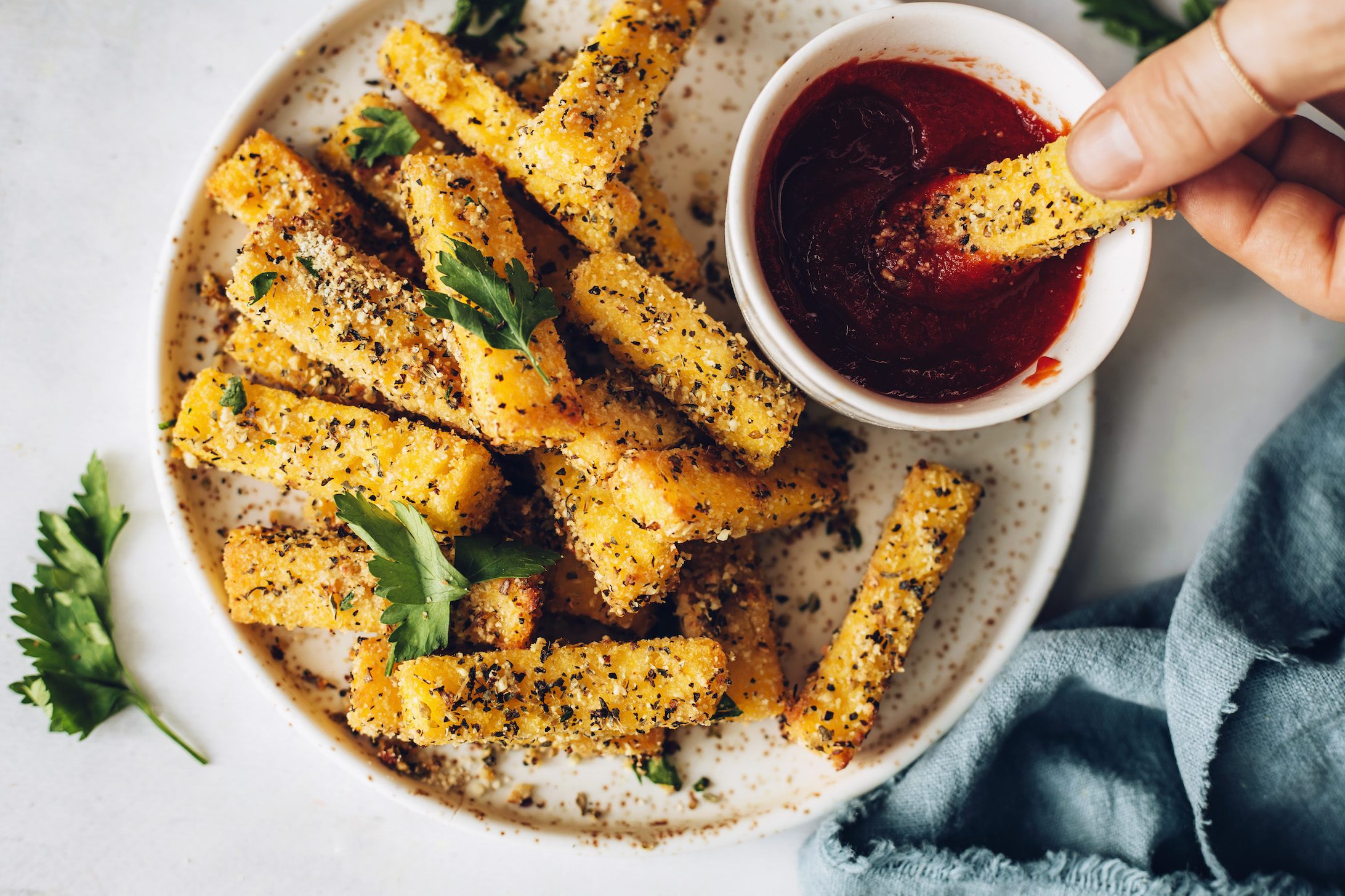 „Помфрит“ од палента со вкус на пармезан и многу зачини