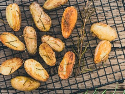 Со вкус на пармезан: Најлесен рецепт за крцкав печен компир