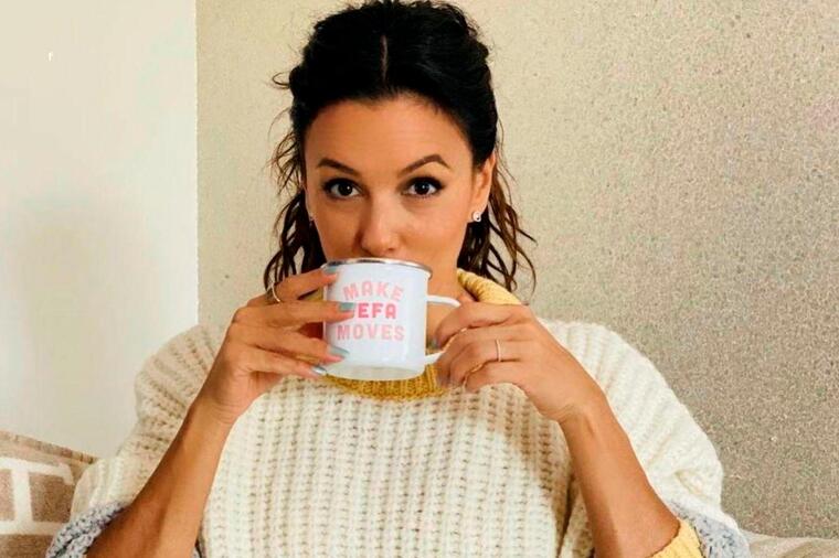 Вака Ева Лонгорија го затегнува своето тело и ги отстранува масните наслаги