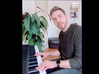 Видео: Соседи свират на пијано од нивните станови секоја сабота во 14 часот