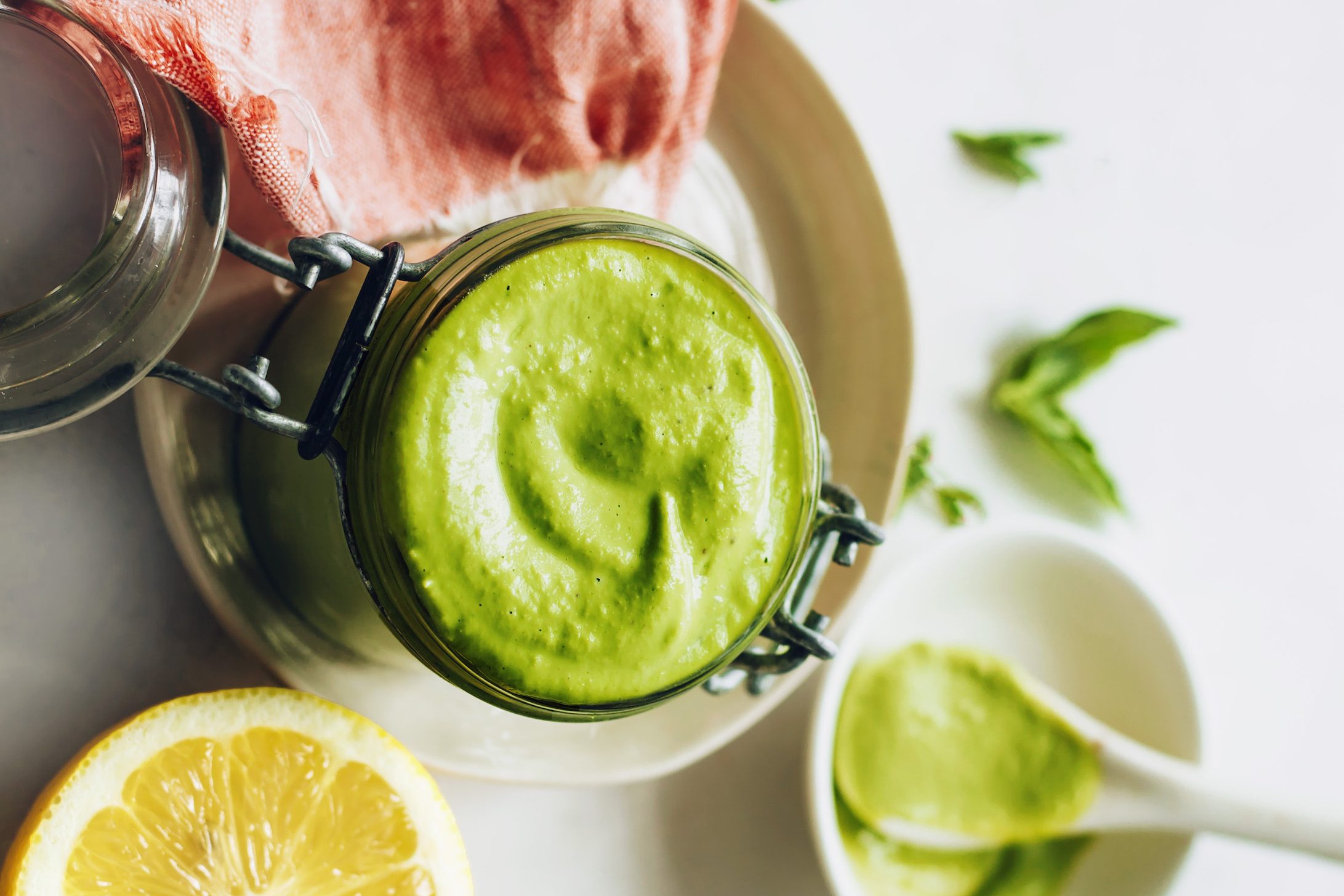 Рецепт за сос кој е совршен за салати, но и многу повеќе!