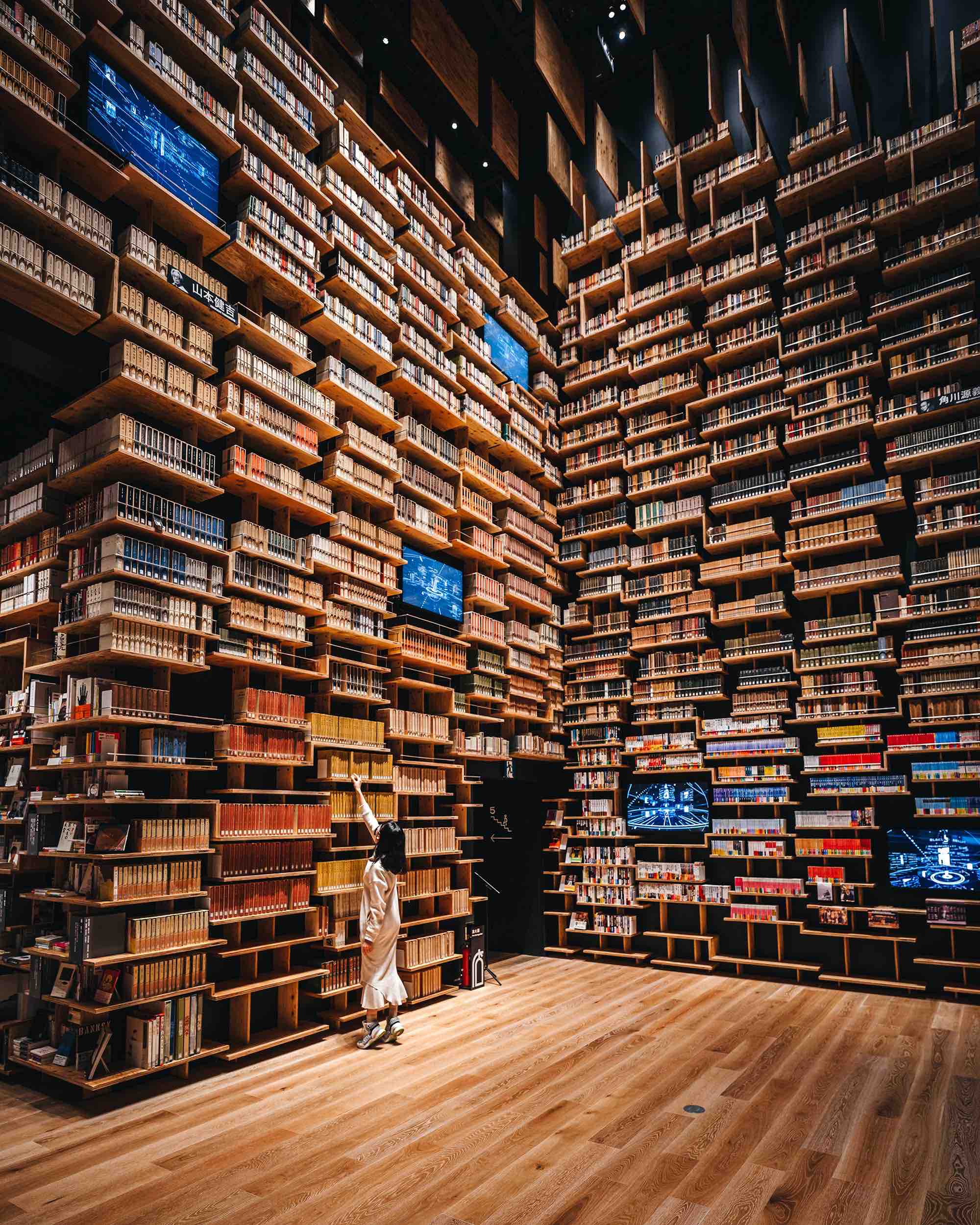 Огромна библиотека која содржи 50.000 книги, но ова место не е само за читателите