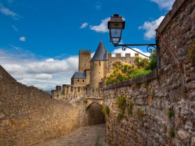 Прекрасен град на југот на Франција што ги збунува туристите