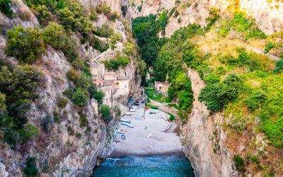 Италијанска плажа скриена зад фјордовите со прекрасни куќички во карпите