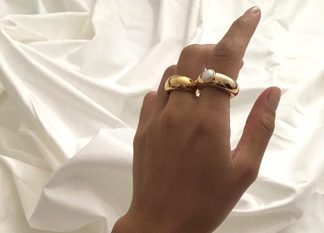 Златни, сребрени или пластични: Време е да додадете гломазни прстени во вашата колекција