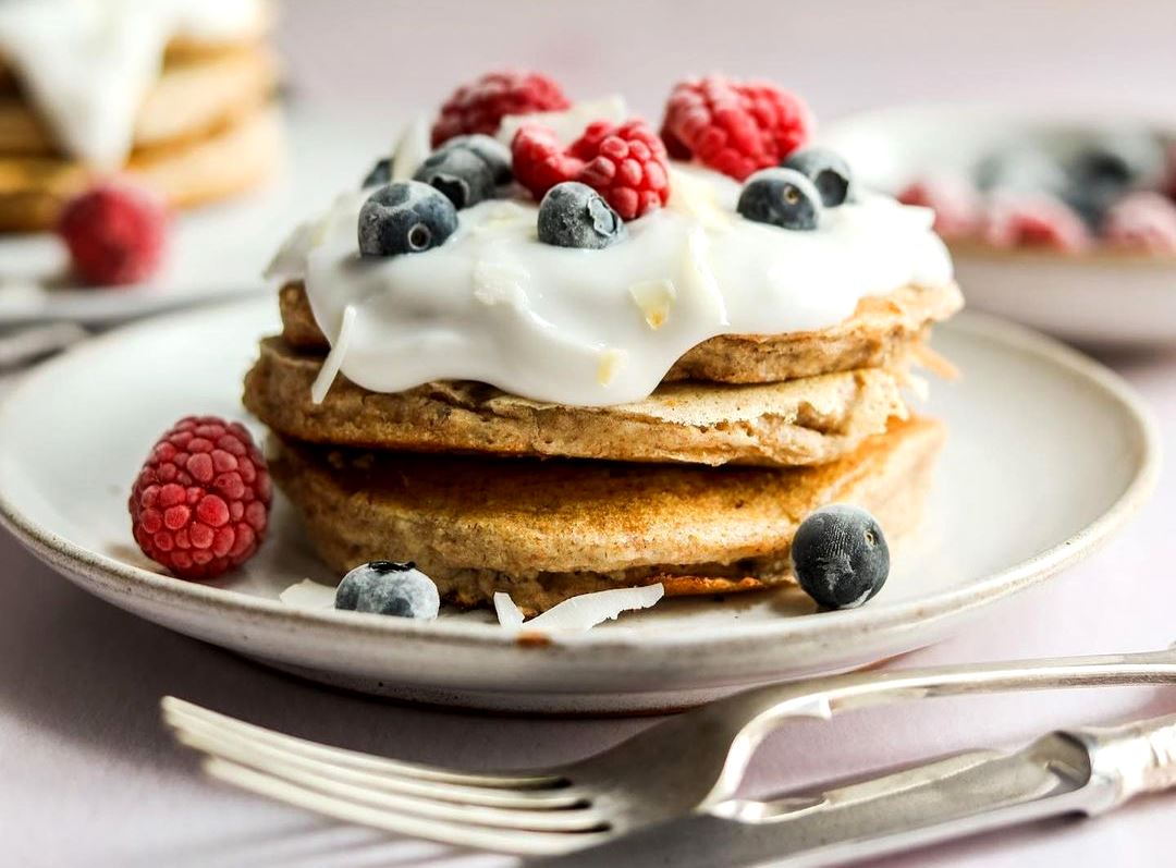 Палачинки со банана, грчки јогурт и шумско овошје - одличен почеток на утрото