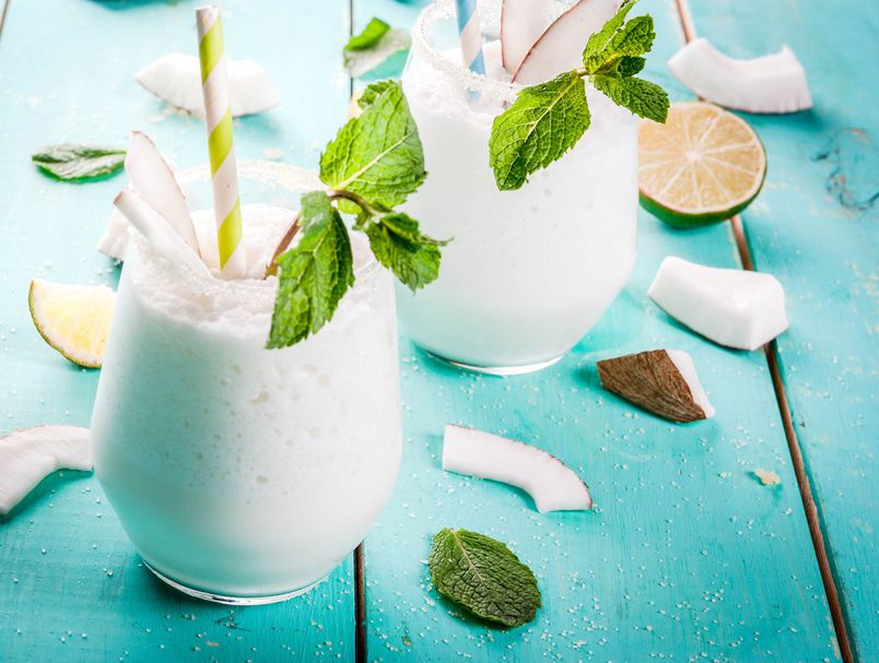 Како сладолед во чаша: Рецепт за фантастичен коктел од кокос, текила и лимета