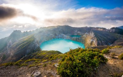 Опасна и чудесна атракција: Вулкан што добива сина боја за време на ерупцијата