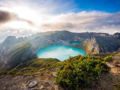 Опасна и чудесна атракција: Вулкан што добива сина боја за време на ерупцијата