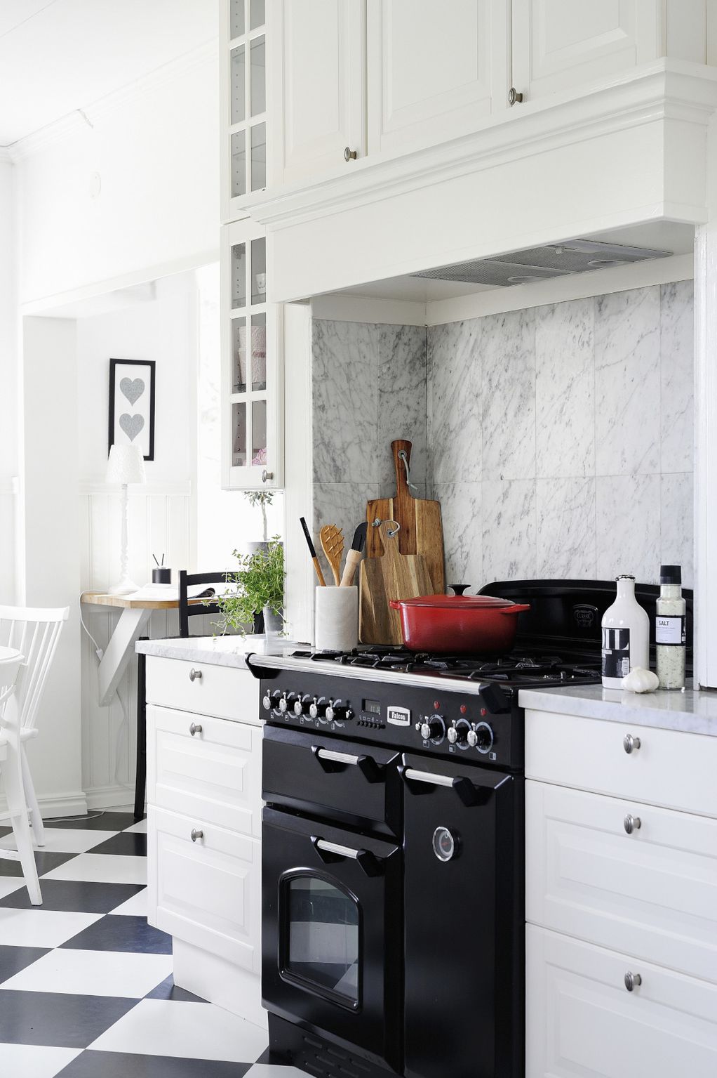 Црно-бели убавици: 15 фотографии што ќе ве натераат да ја внесете црната боја во кујната