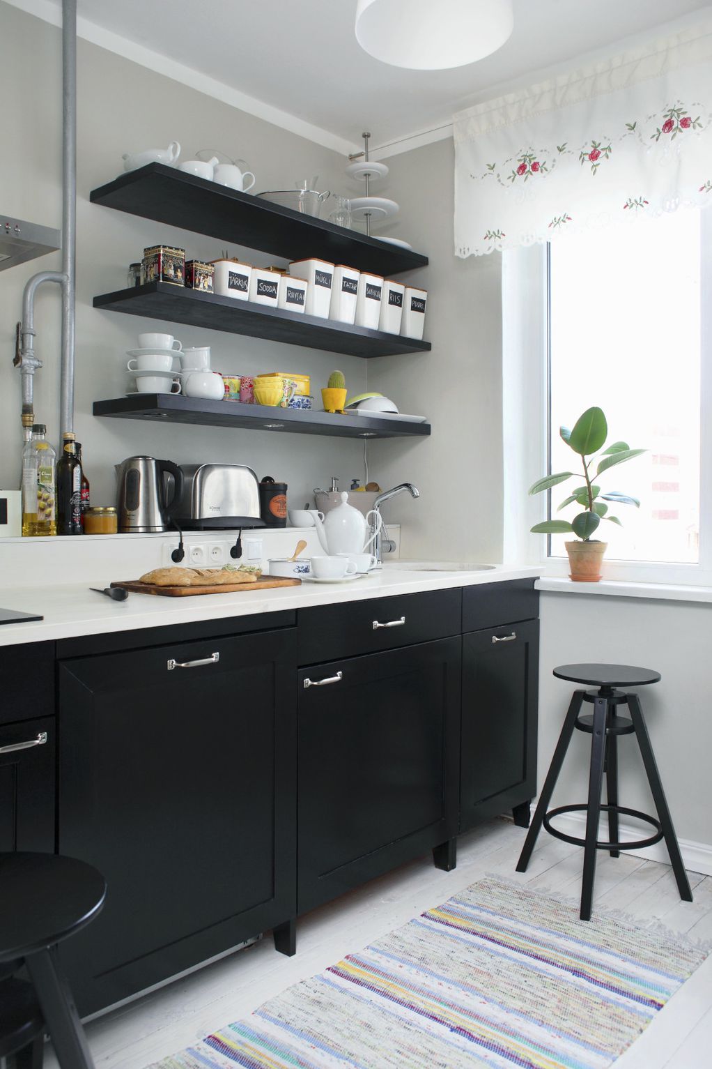 Црно-бели убавици: 15 фотографии што ќе ве натераат да ја внесете црната боја во кујната