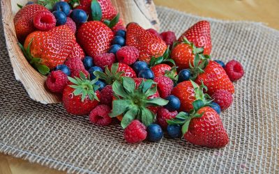 Како да ги отстраните сите бактерии и пестициди од јагодите, малините и другите ситни плодови?