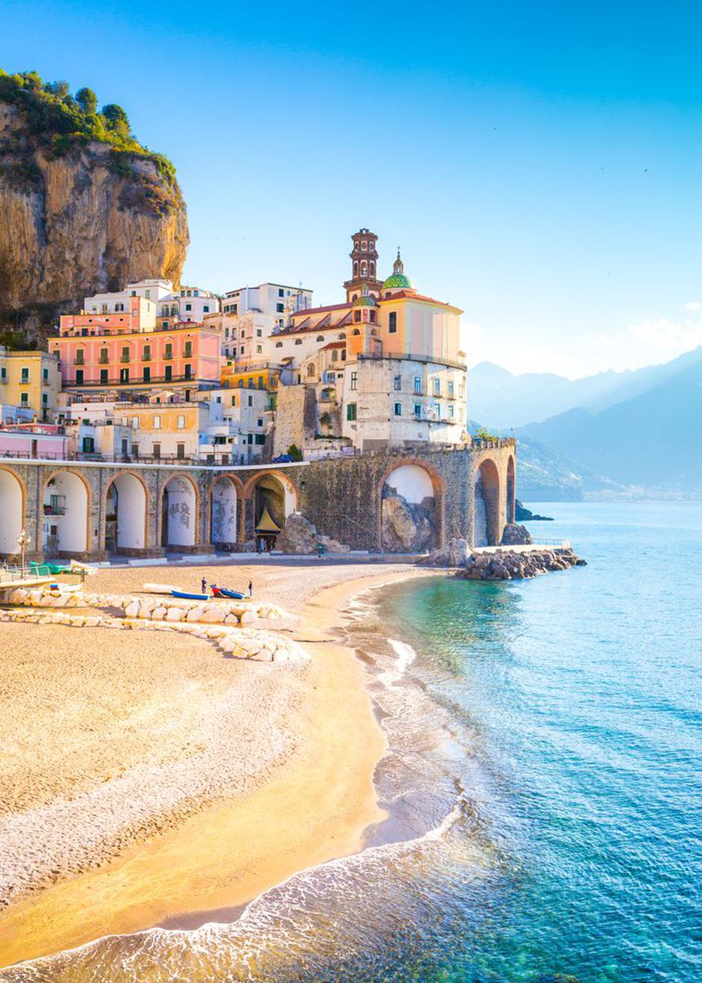 Најмалиот „град“ во Италија: Место за одмор на прекрасен брег што го заобиколуваат туристите