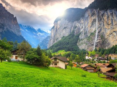 Швајцарско село во бујна зелена долина опкружено со дури 72 водопади