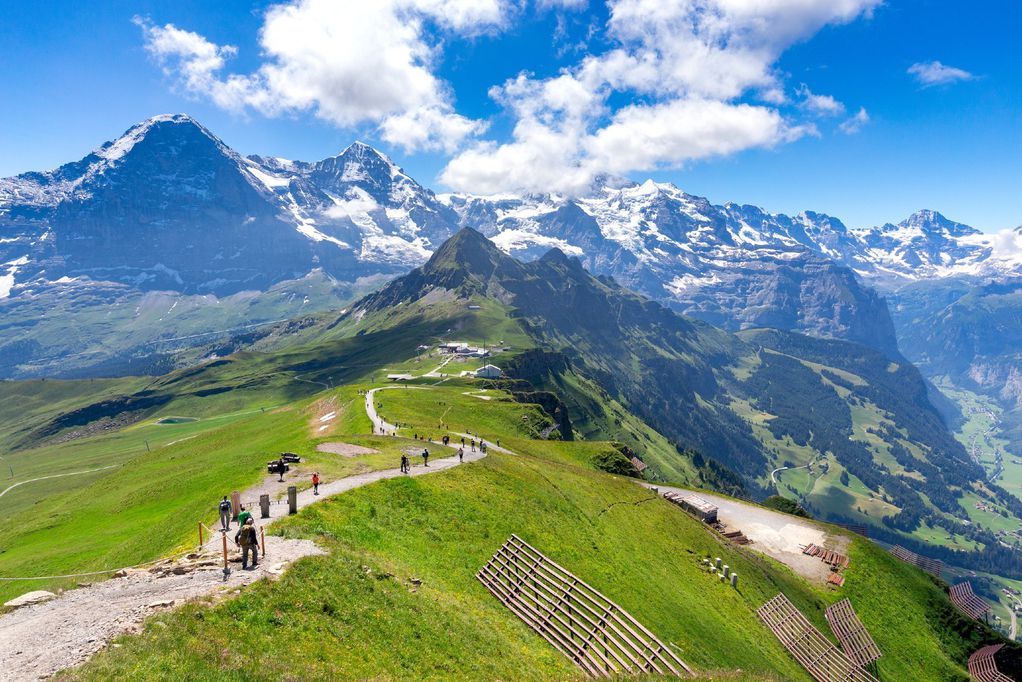 Швајцарско село во бујна зелена долина опкружено со дури 72 водопади