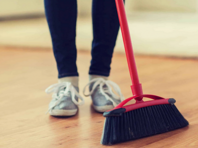 Едноставен трик како да ја отстраните досадната прашина што останува откако ќе ја исчистите куќата со метла и ѓубралник
