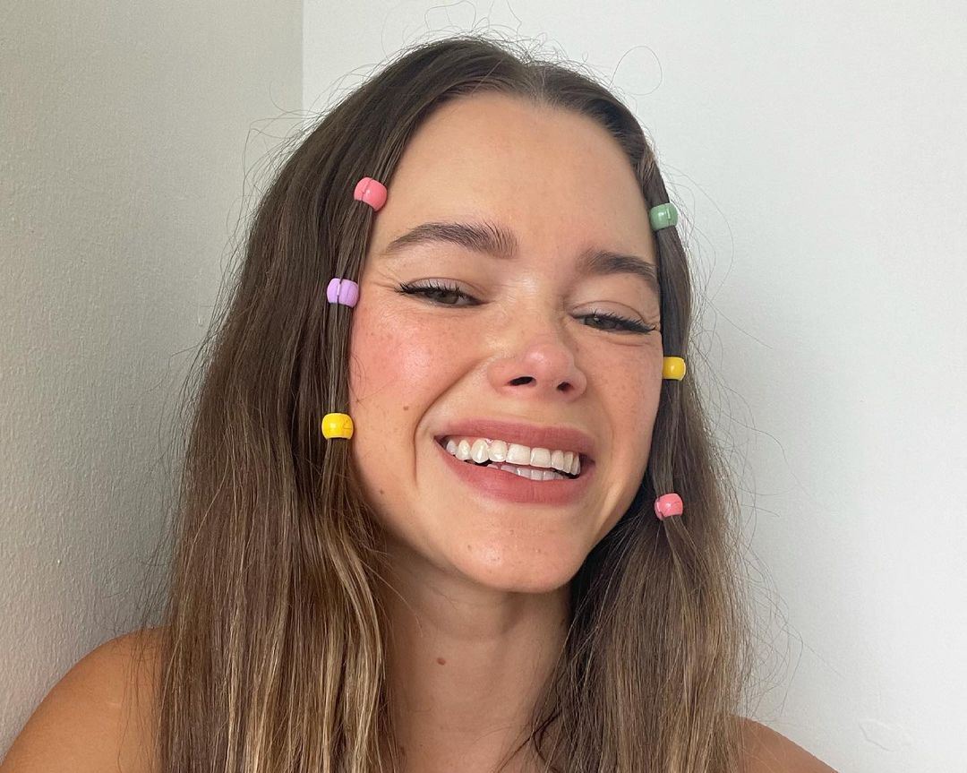 5 додатоци за коса инспирирани од 90-тите што можете да ги носите на плажа