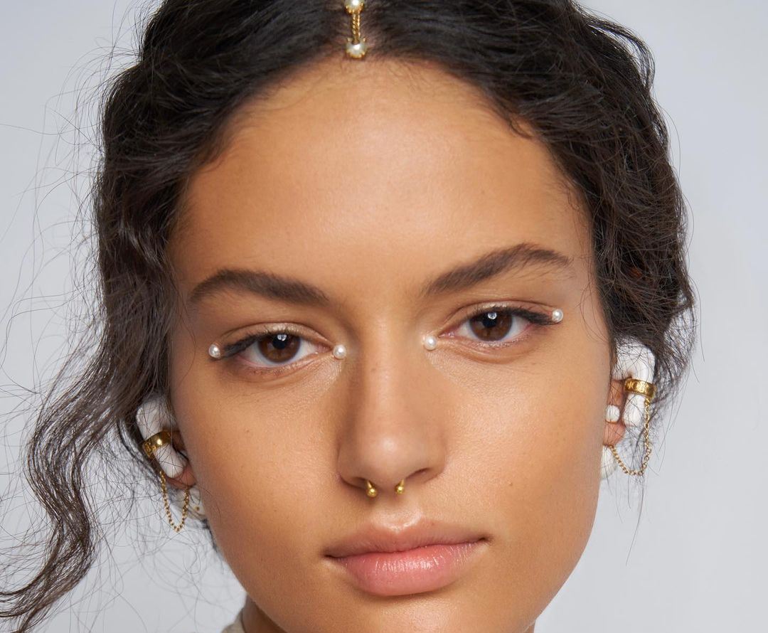 Бисери на очите: Нов тренд што треба да го пробате ова лето