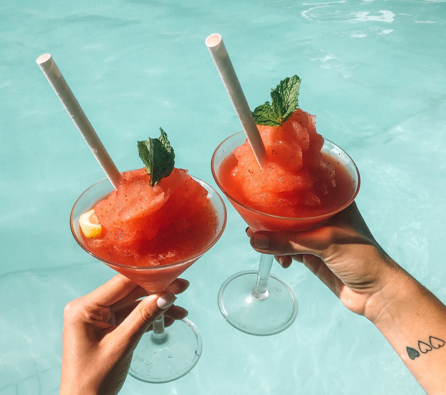 Летен нискокалоричен коктел од малини што ќе стане вашиот нов омилен пијалак