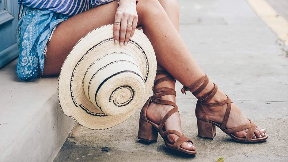 Вратете го стариот сјај на вашите омилени сандали: Едноставен трик како да ги отстраните црните дамки од стапалата