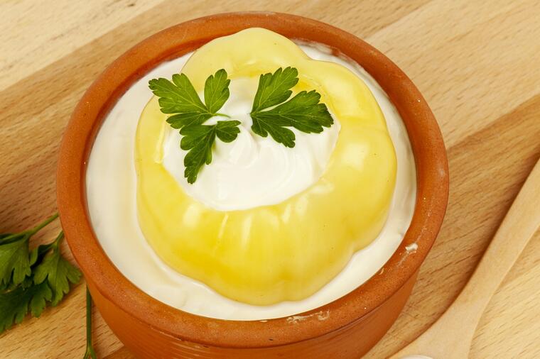 Брз и вкусен летен оброк: Печени пиперки во павлака