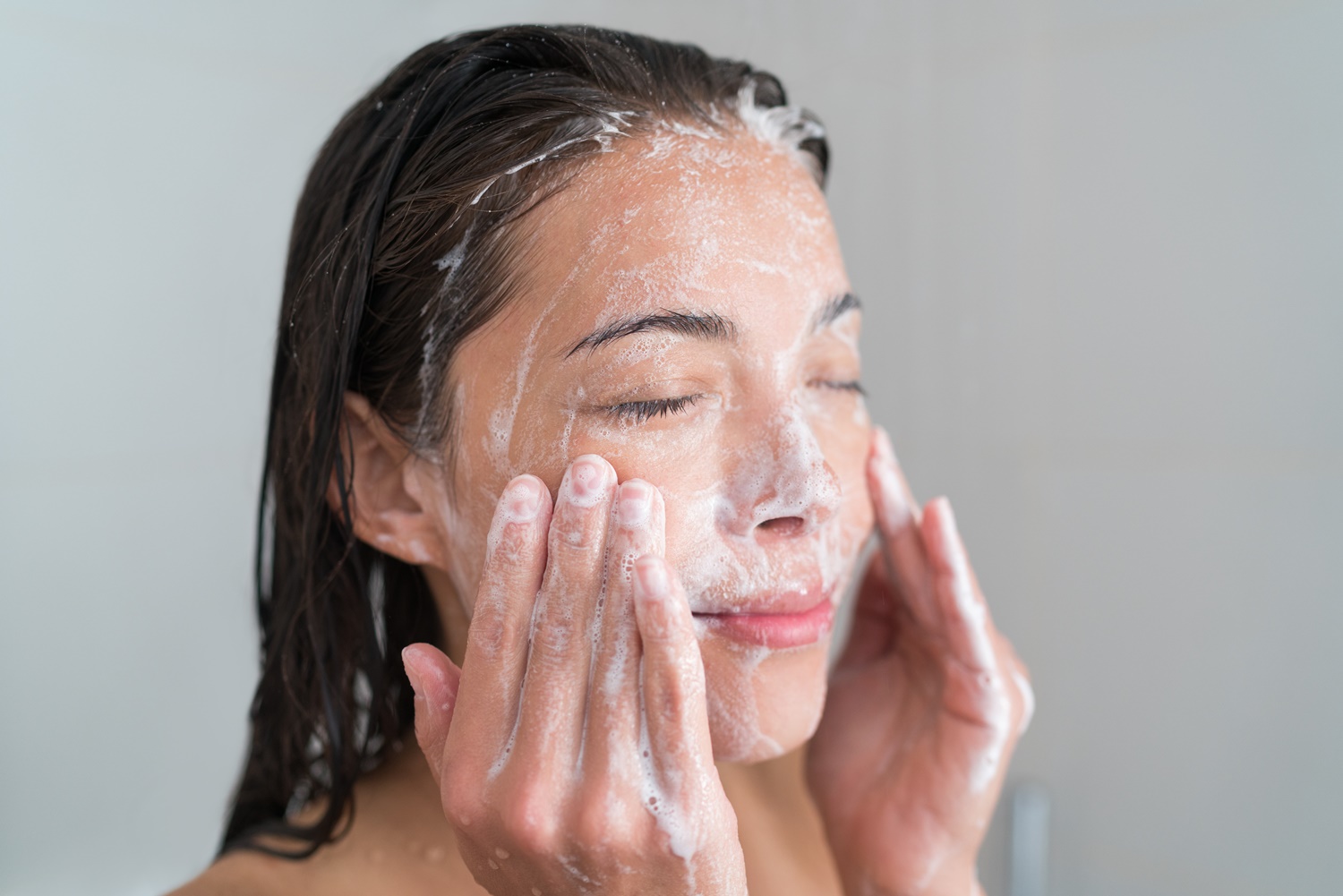Како да знаете дали го чистите лицето премногу или премалку?