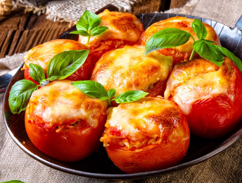 Рецепт за домати полнети со мелено месо и кашкавал
