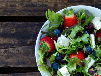 Вкусна салата од боровинки што треба да ја пробате ова лето